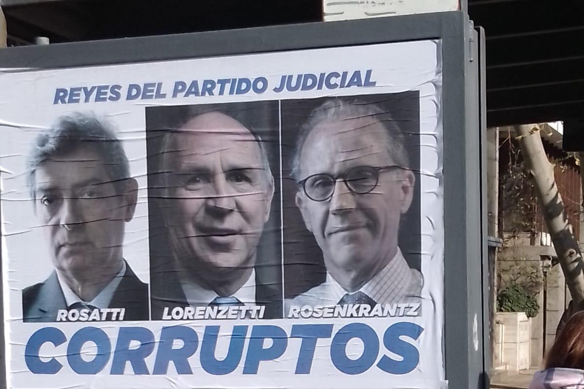 Pancartas, flyers y pintadas contra jueces en el marco del caso Cristina Fernández de Kirchner