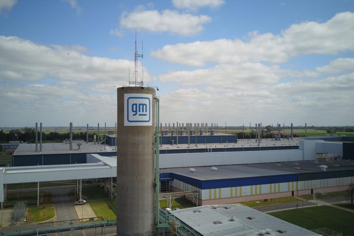 La industria automotriz enfrenta más desafíos: General Motors suspende producción en su planta de Alvear
