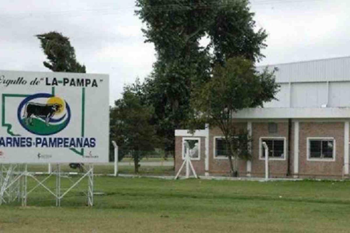 Carnes Pampeanas extendió la reducción de jornada laboral para evitar despidos ante la crisis del sector