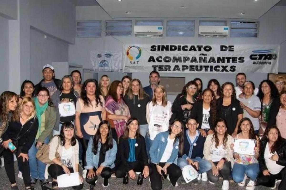 Bahía Blanca: Acompañantes Terapéuticos se organizan en sindicato y marchan contra el veto a la Ley de Emergencia en Discapacidad