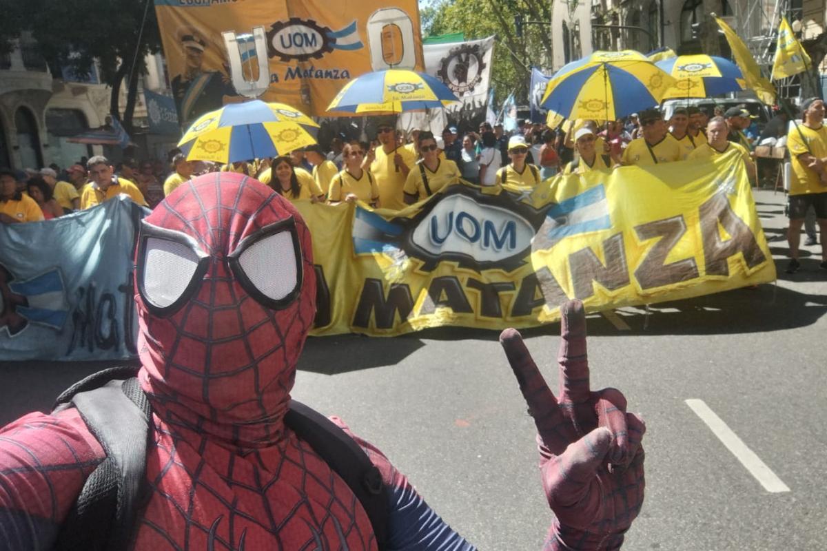 Reforma Laboral en el Senado: fuerte movilización sindical y hasta “Spiderman” apareció en defensa de los trabajadores junto a la UOM