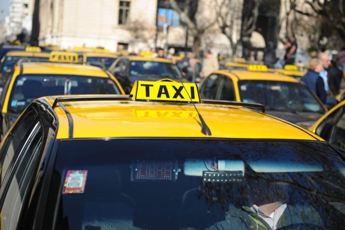 Crisis del taxi: el gremio relativiza la publicidad en las unidades y reclama una definición política de fondo
