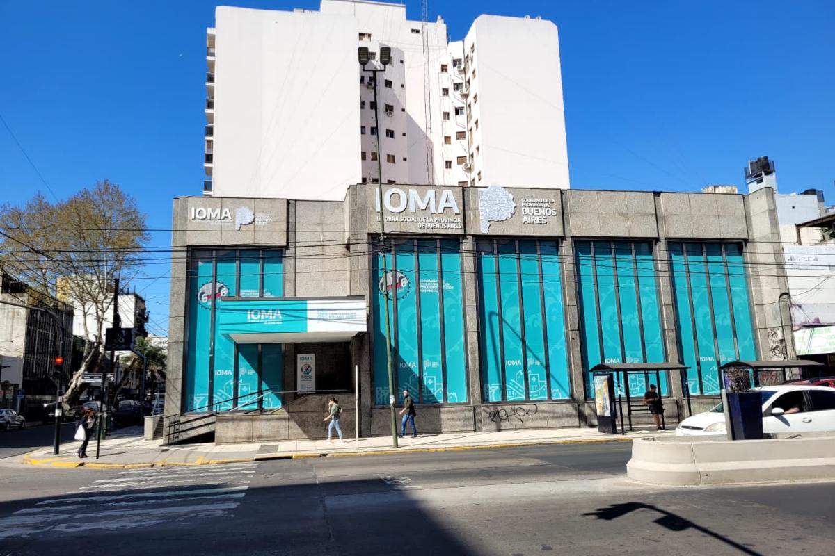 Apuntan contra el presidente de IOMA por incumplimiento judicial y advierten acciones sobre su patrimonio personal