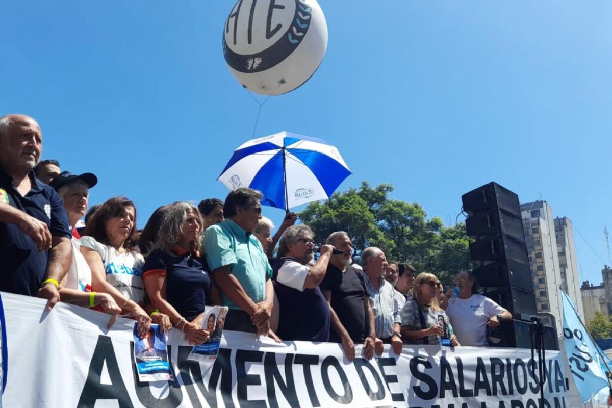 Trece familias viven dentro de un frigorífico abandonado en Santa Fe: “Hace siete meses que no cobramos un peso”