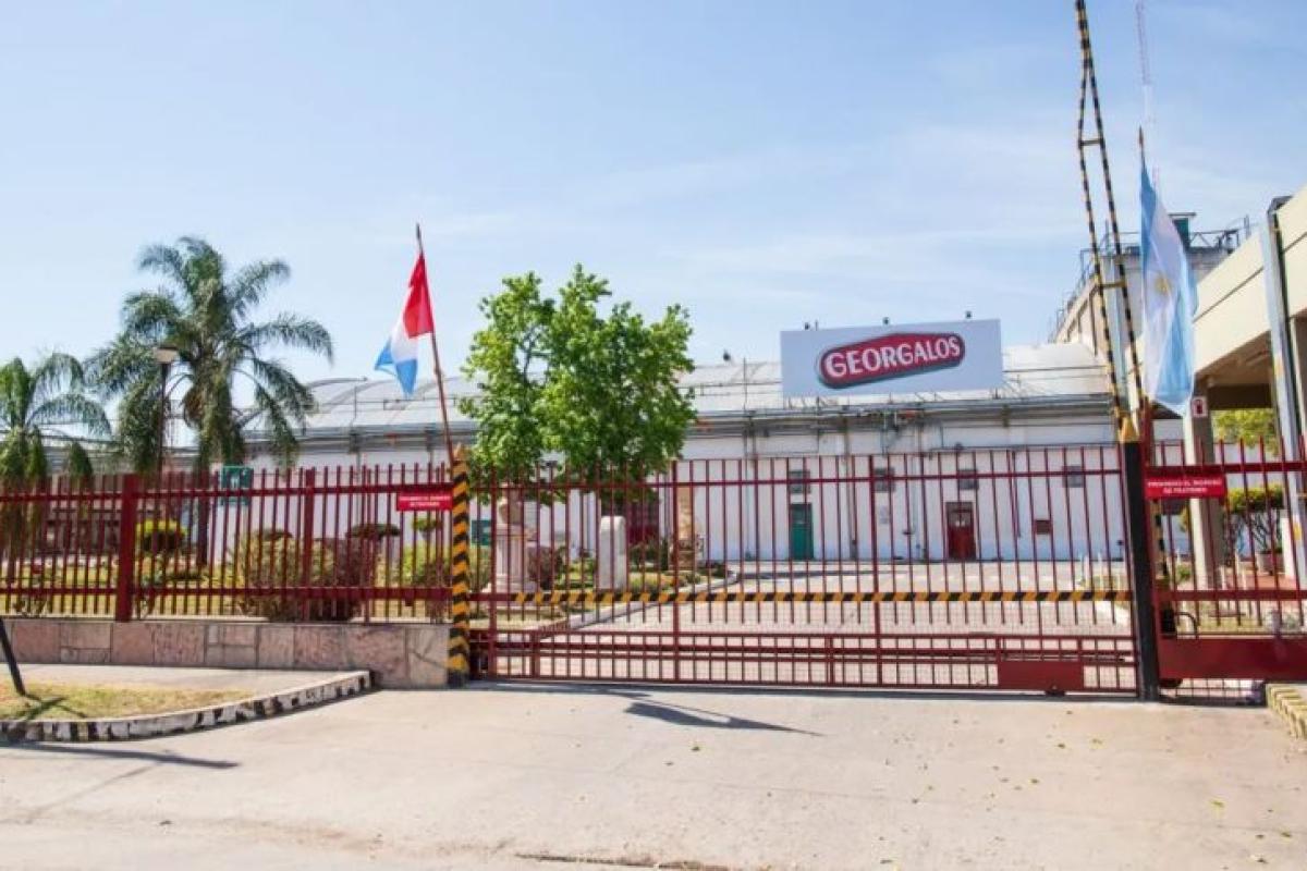 En medio de suspensiones y caída de la producción, Georgalos admite que ya elabora parte de sus caramelos en China