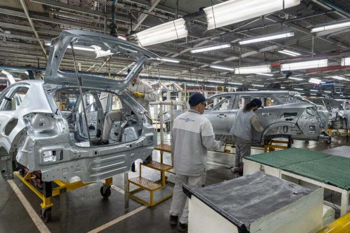 Stellantis frena durante siete semanas la producción de pick-ups en Córdoba y suspende trabajadores