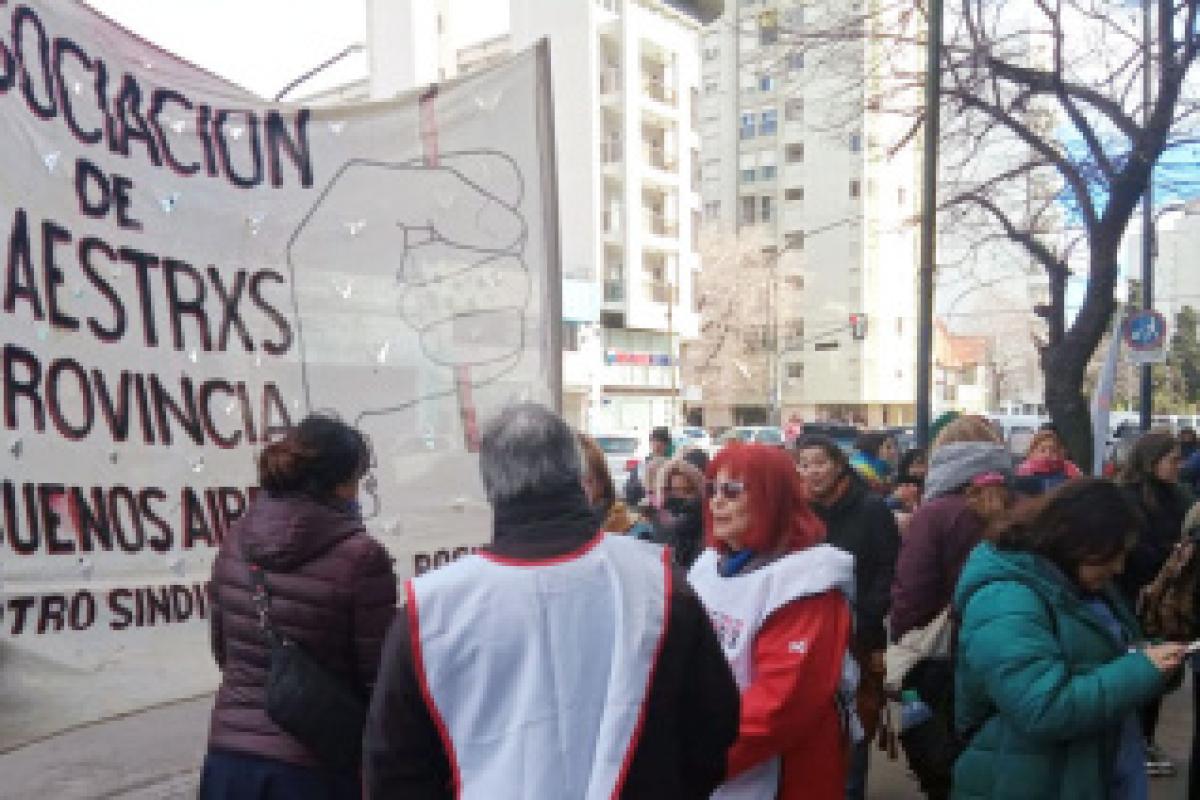 Docentes reclaman equiparación salarial y un salario mínimo vital: “Hoy estamos arañando la indigencia”
