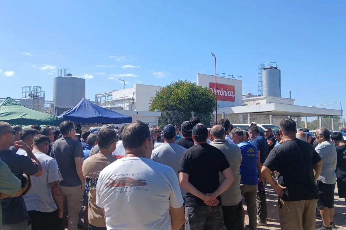 Trabajadores de Lácteos Verónica acampan frente a la planta de Lehmann y reclaman la reactivación de la producción