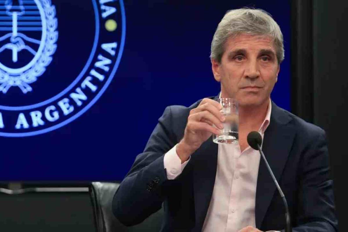 Caputo adelantó que la “segunda etapa” del plan económico incluirá una reforma laboral y tributaria