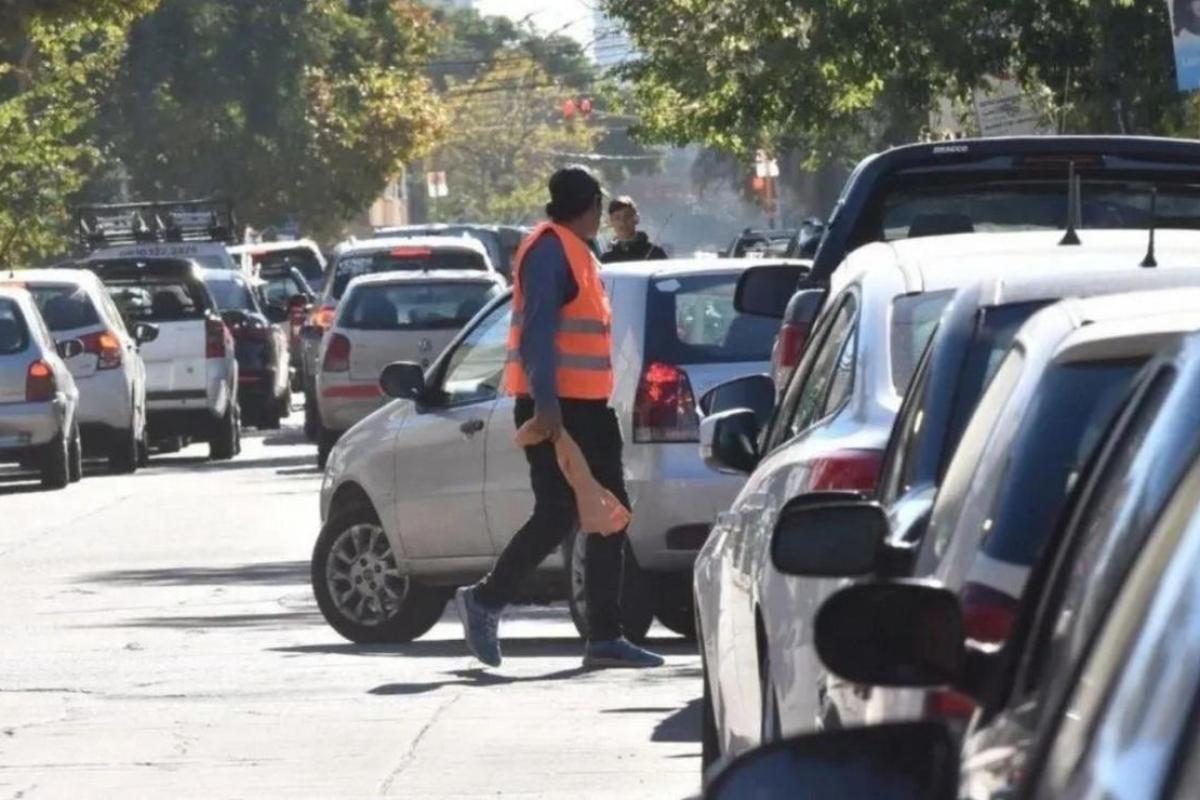 Rosario busca reconvertir a los cuidacoches con un programa inspirado en el plan Andando