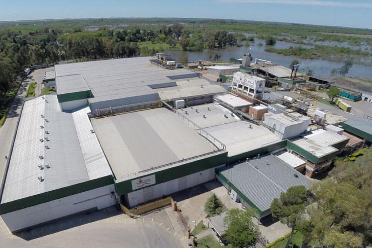 Granja Tres Arroyos paga sueldos en 4 cuotas, acumula deudas por indemnizaciones y advierte más despidos