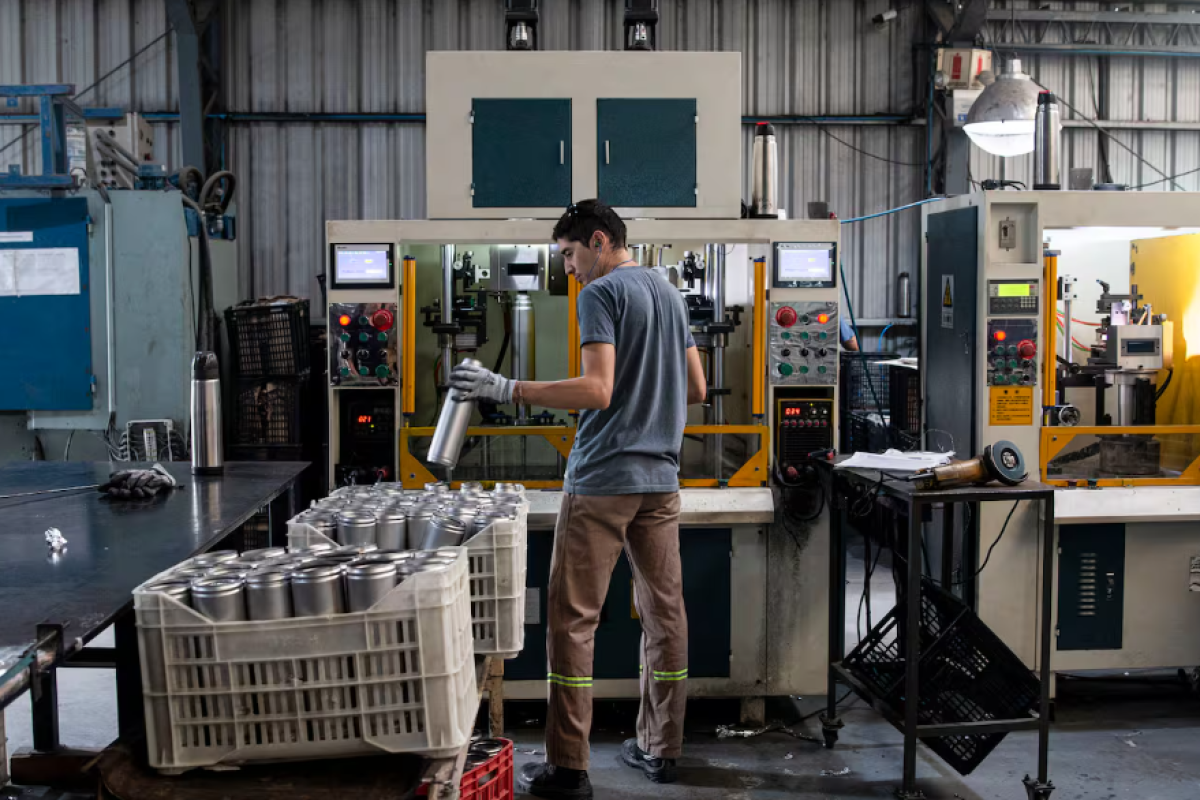 Golpe a la industria nacional: Lumilagro reduce su planta y empieza a importar termos desde China
