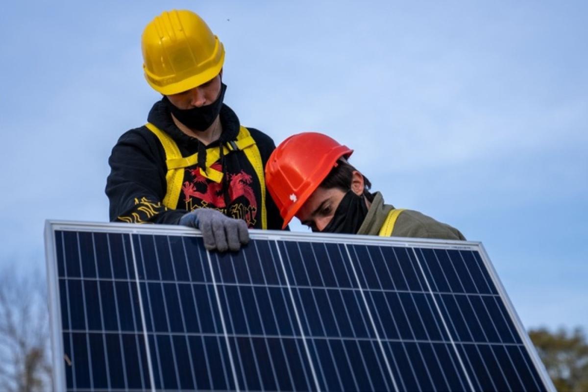 El Gobierno prohíbe a distribuidoras cobrar cargos extra a usuarios de energías renovables