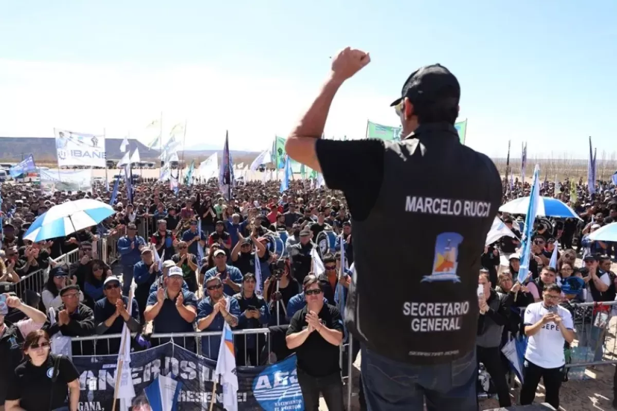 Paro total en Vaca Muerta: petroleros paralizan la producción por más de 3.000 despidos y le ponen presión al Gobierno