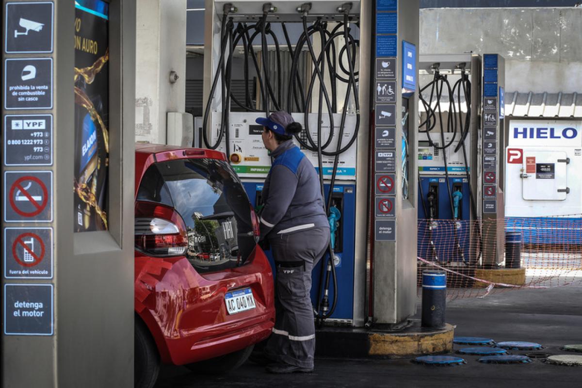 YPF ajusta precios de combustibles tras estabilidad y sigue la tendencia del sector
