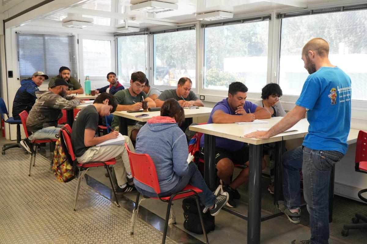 La brecha educativa impacta en el empleo: escasean graduados terciarios y el secundario ya no alcanza