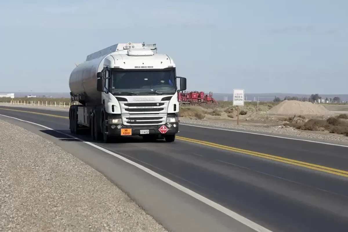 Crecen los camiones en Vaca Muerta, pero faltan choferes: lanzan cursos de capacitación para cubrir 12.000 puestos