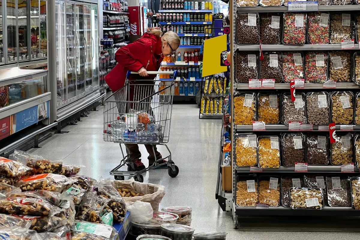 La canasta básica volvió a subir por encima de la inflación: una familia necesitó más de $1,56 millones para no caer en la pobreza