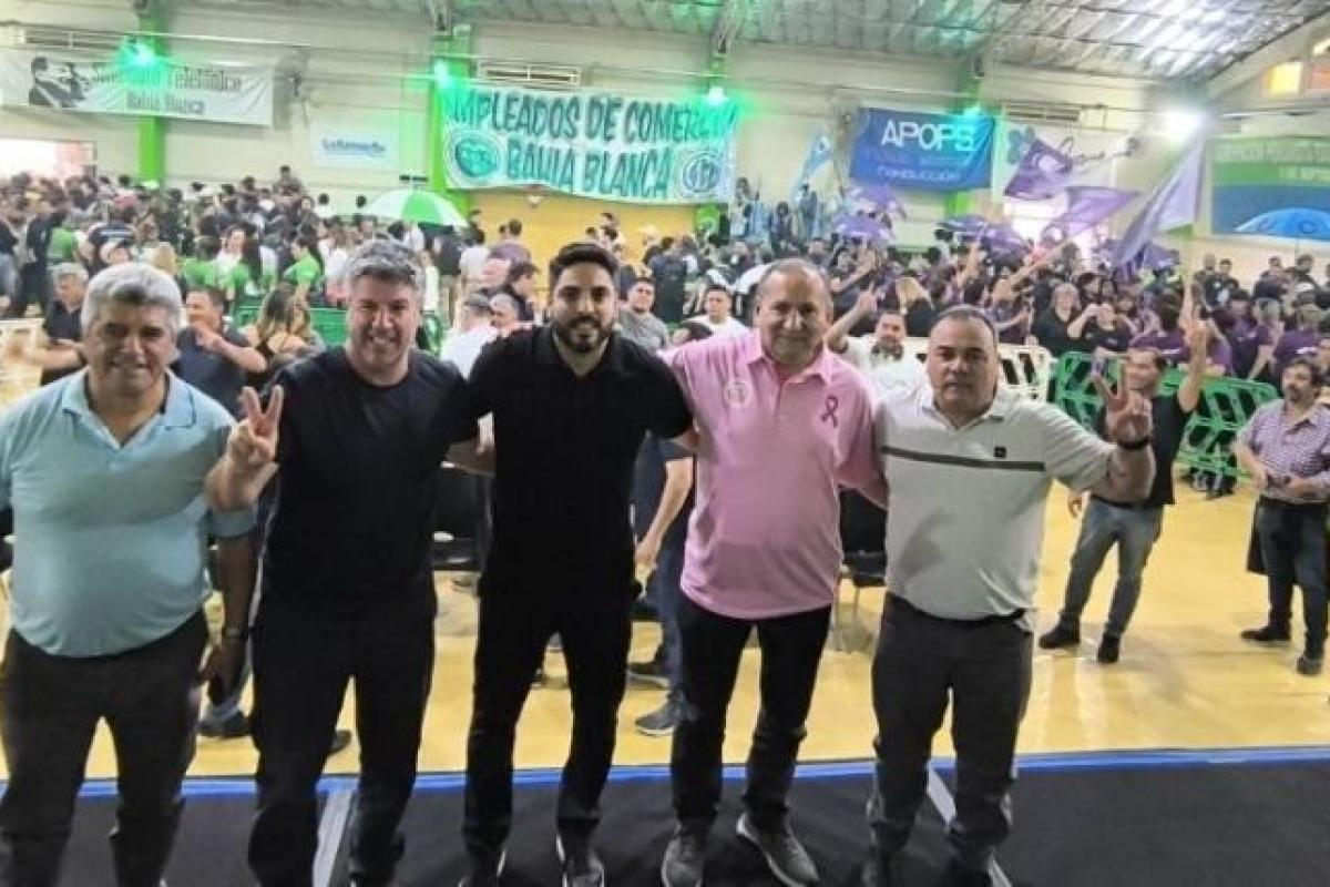 Hugo Moyano (h) cerró su paso por Bahía Blanca con un masivo acto sindical en la Asociación Empleados de Comercio