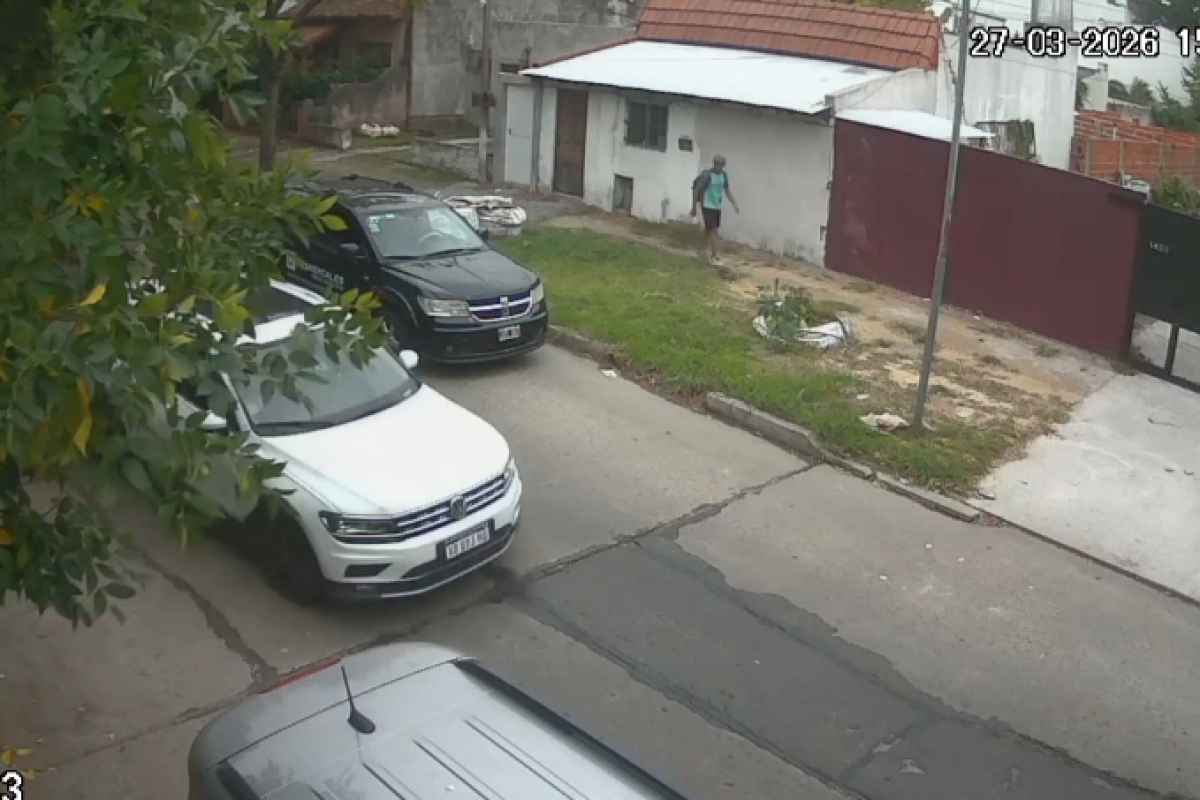 Alerta vecinal en La Plata: registran a un sospechoso que “marca” viviendas para futuros robos