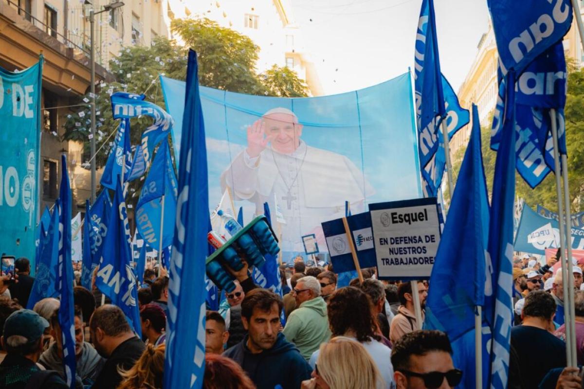 Comercio movilizó una columna masiva en la marcha de la CGT y evocó el legado del Papa Francisco