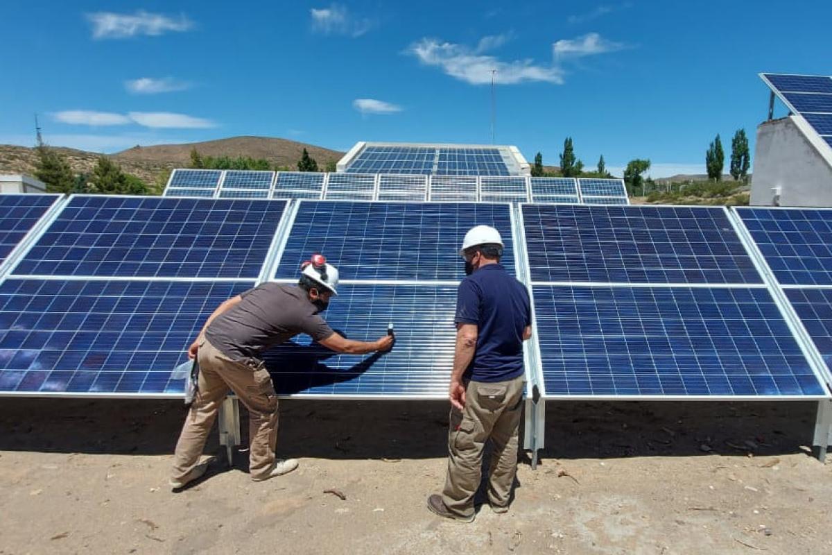 El Gobierno elimina cargos extra para usuarios que generan energía renovable y alienta la inyección a la red