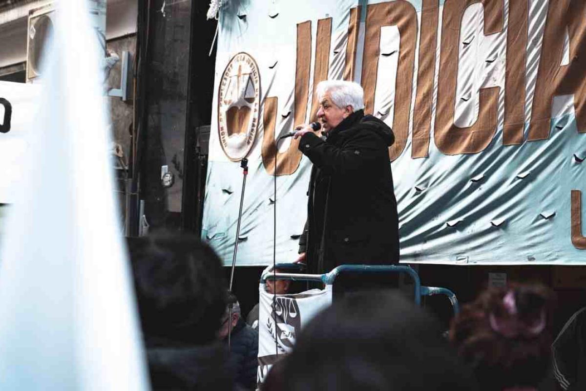 La UEJN protestó contra el traspaso del fuero laboral a la Ciudad con un banderazo frente a tribunales