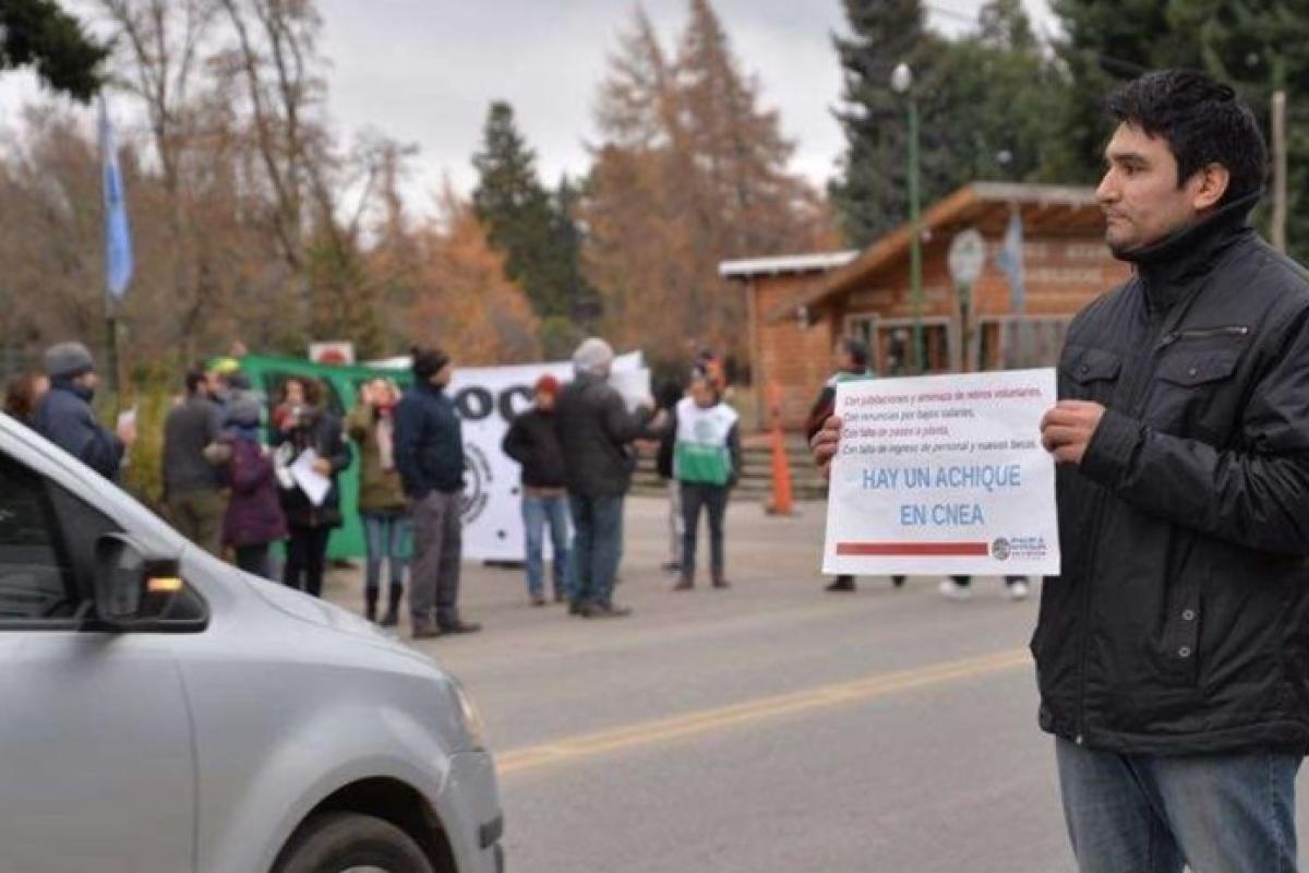 Denuncian vaciamiento y fuga de personal en el Complejo Atómico Bariloche, mientras el Gobierno insiste con su “Plan Nuclear”