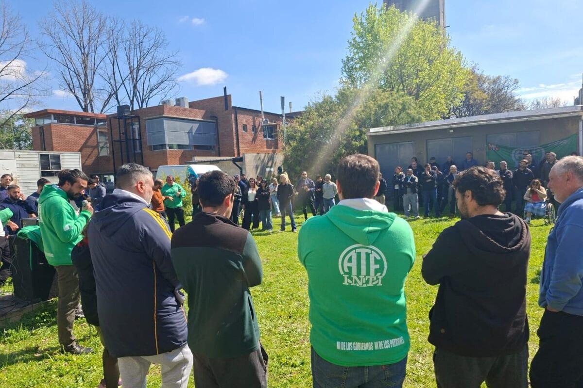Trabajadores del INTI reclaman aumentos tras quedar firme la cautelar que frenó los despidos