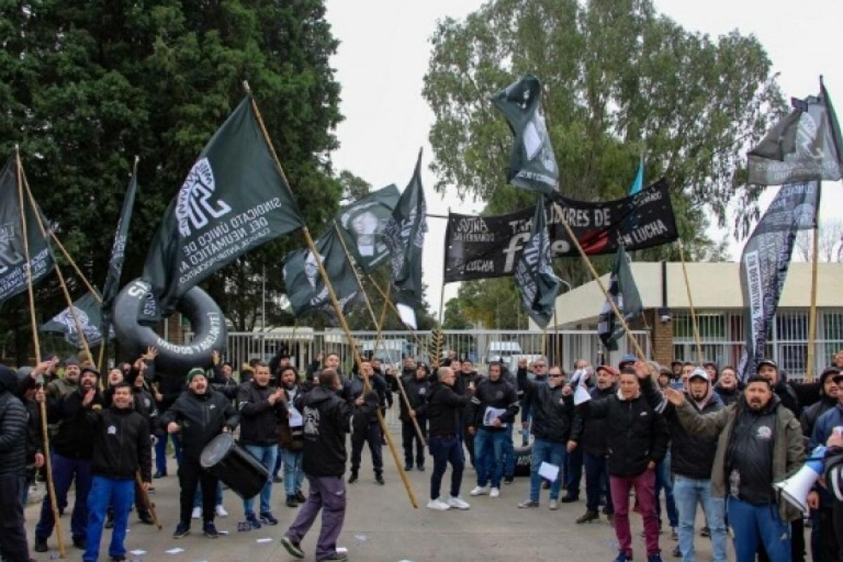 Crece la tensión en Fate: el SUTNA denuncia una “provocación” tras el ingreso de camiones escoltados a la planta de San Fernando