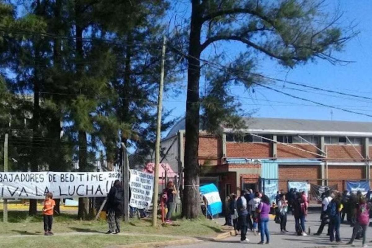 Conflicto en la fábrica colchonera BedTime: despidos y bloqueo en Tortuguitas