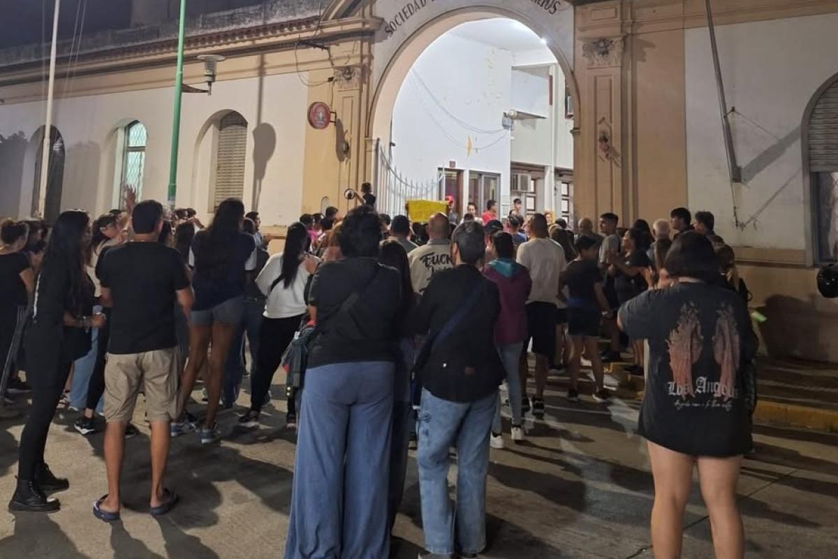 Ensenada: sirenazo, marcha y duros reclamos frente al Cuartel de Bomberos Voluntarios