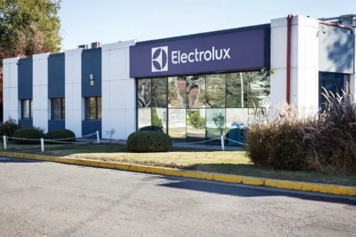 Electrolux deja de fabricar heladeras en Rosario y proyecta otros 80 despidos: crece el temor por la reforma laboral