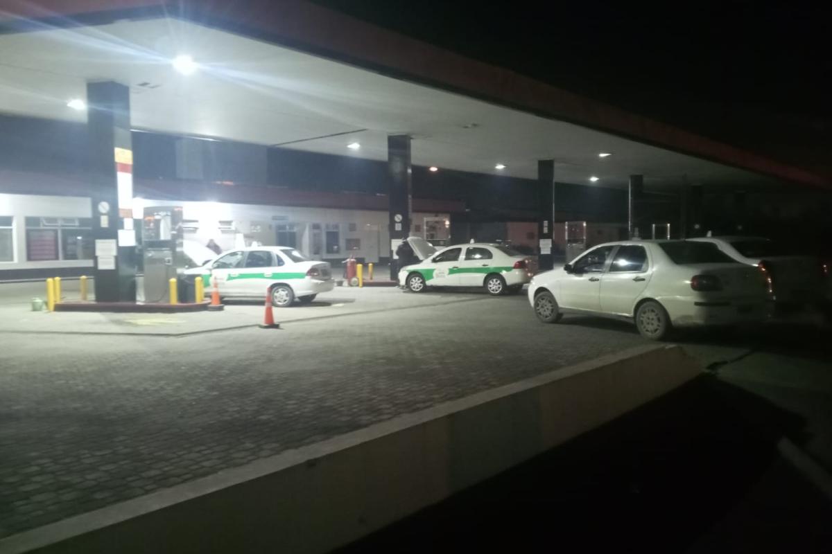 Otro capítulo más en la decadencia libertaria: crisis energética en La Plata, colas de madrugada, frío extremo y reclamos contra Camuzzi
