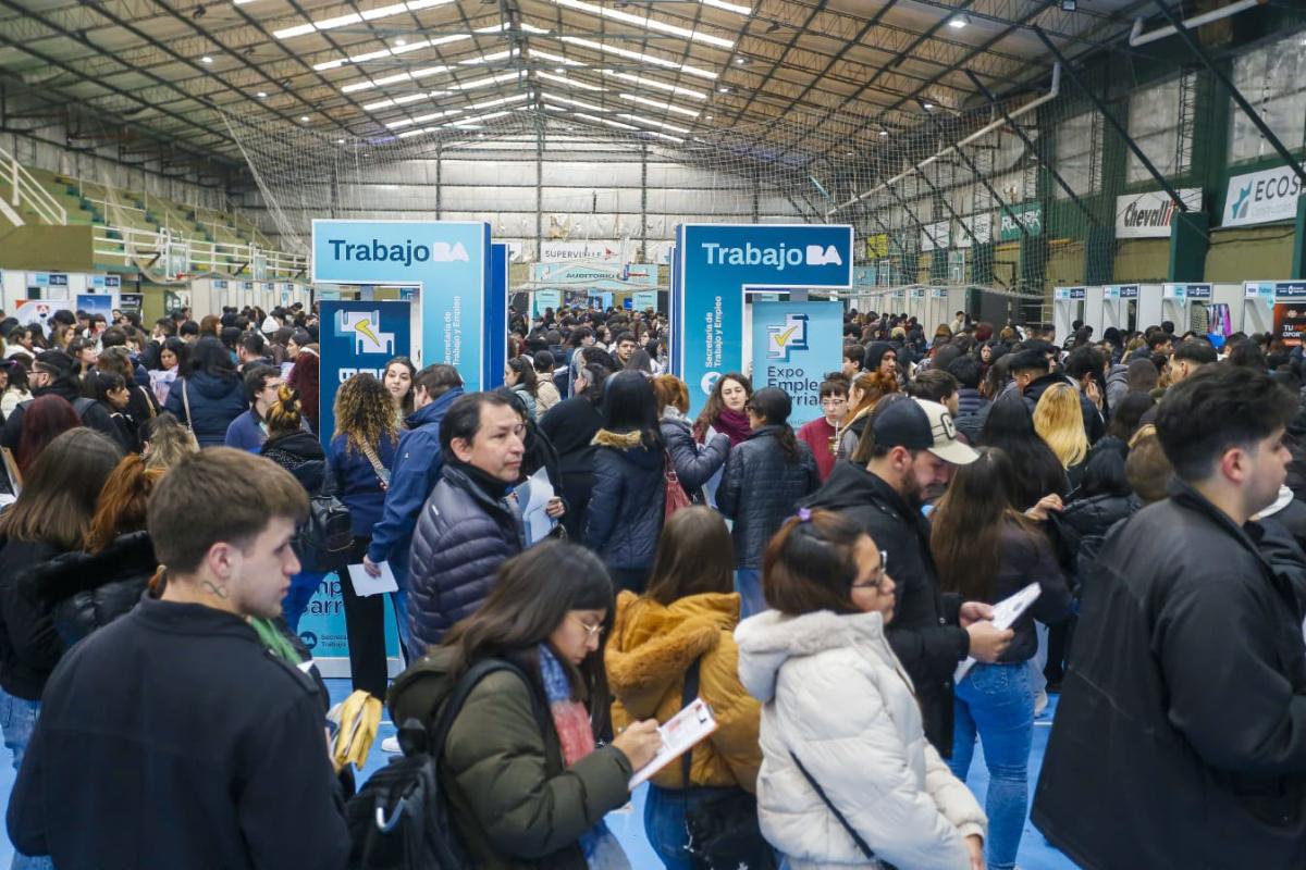 Diez mil personas se anotaron para 600 empleos en una Expo Empleo de la Ciudad y encendieron las alarmas sobre el mercado laboral