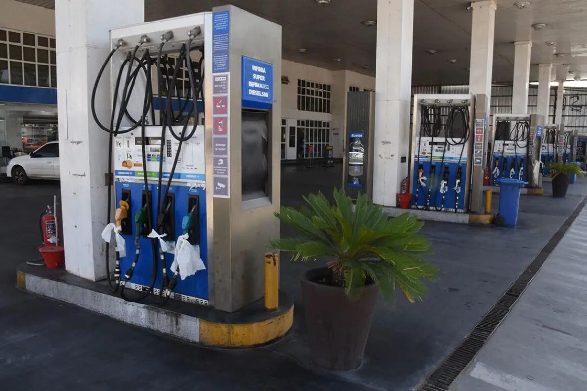 El salario pierde poder frente al combustible: cayó 17% en un mes medido en litros de nafta