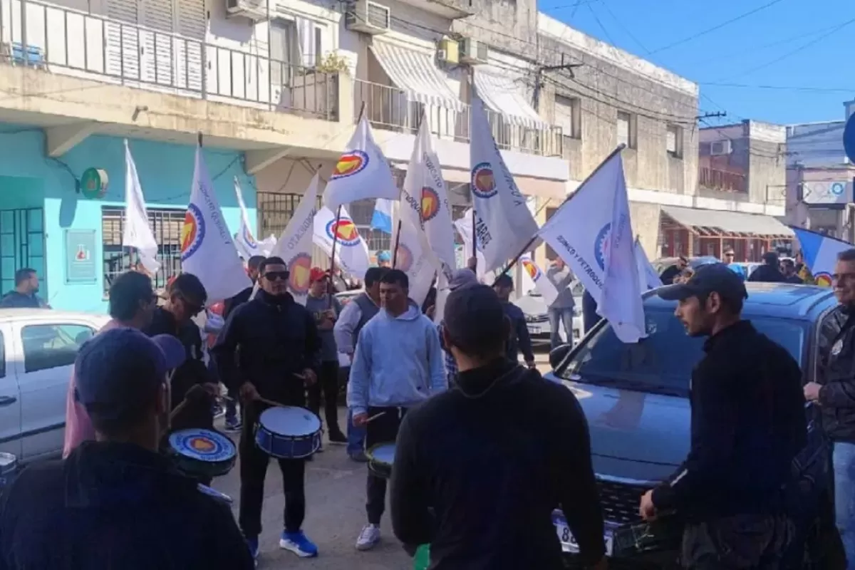 Crece el conflicto en el laboratorio Pyam de Gualeguaychú: trabajadores despedidos mantienen un acampe frente a la planta