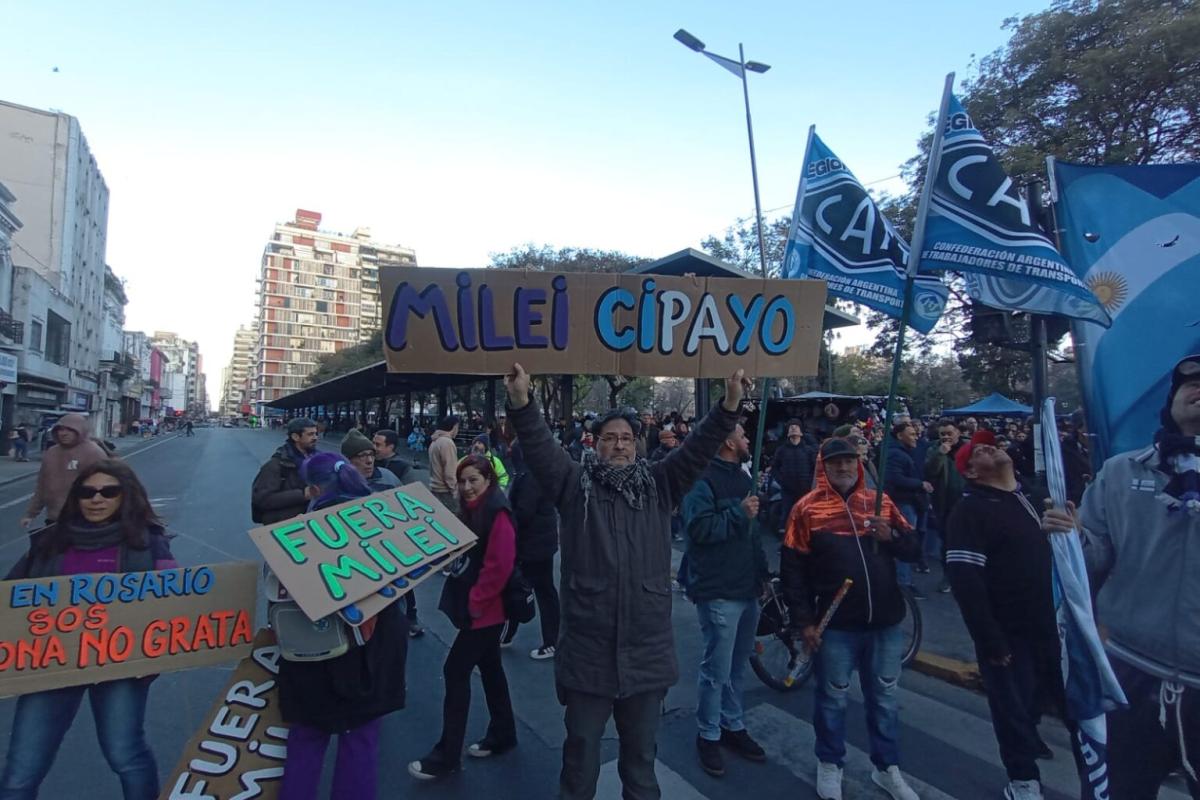 Rosario se movilizó contra Milei y las organizaciones sindicales lo declararon 'persona no grata'