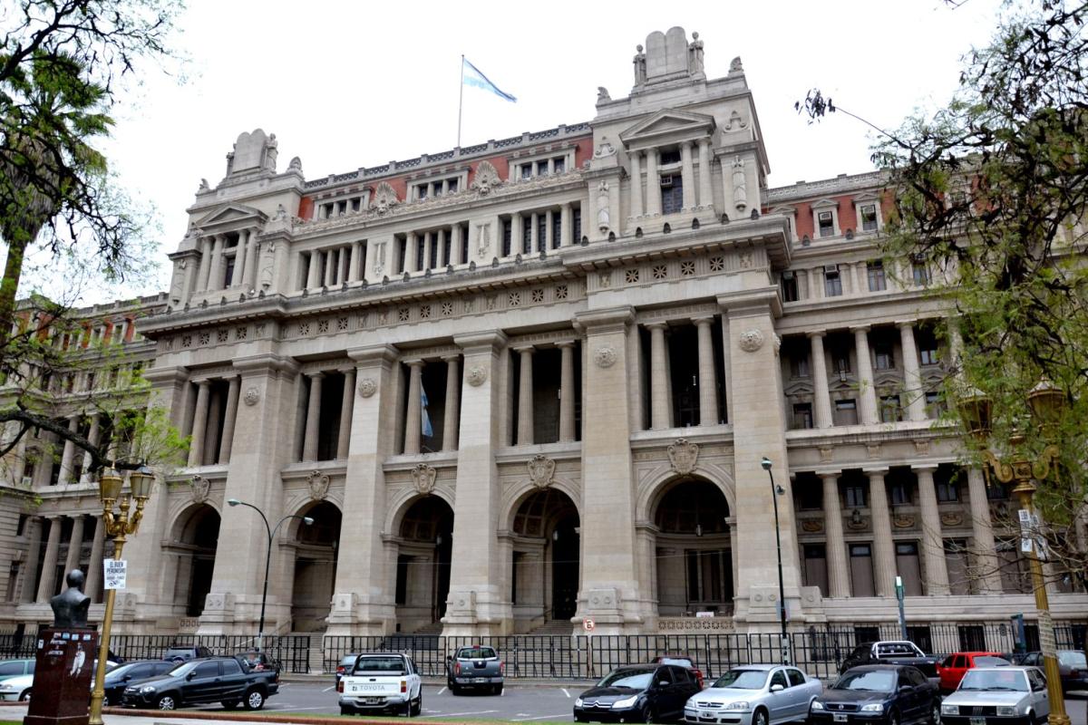 La Justicia condenó a tres empresas y a sus socios a pagar casi $24 millones por empleo en negro y daño moral