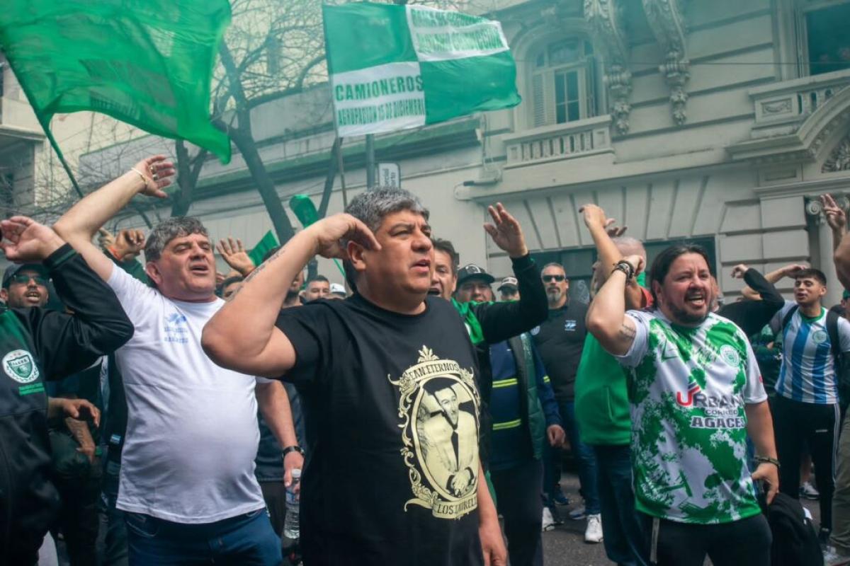 Pablo Moyano se mostró con el delegado agredido en Urbasur y tensó aún más la interna con Garnica y la conducción de Camioneros