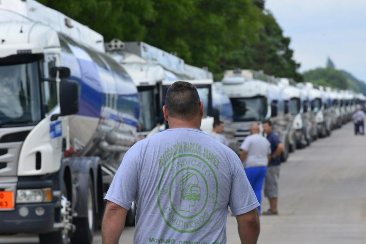 Moyano denunció despidos, precarización y riesgos ambientales en YPF y declaró el estado de alerta gremial