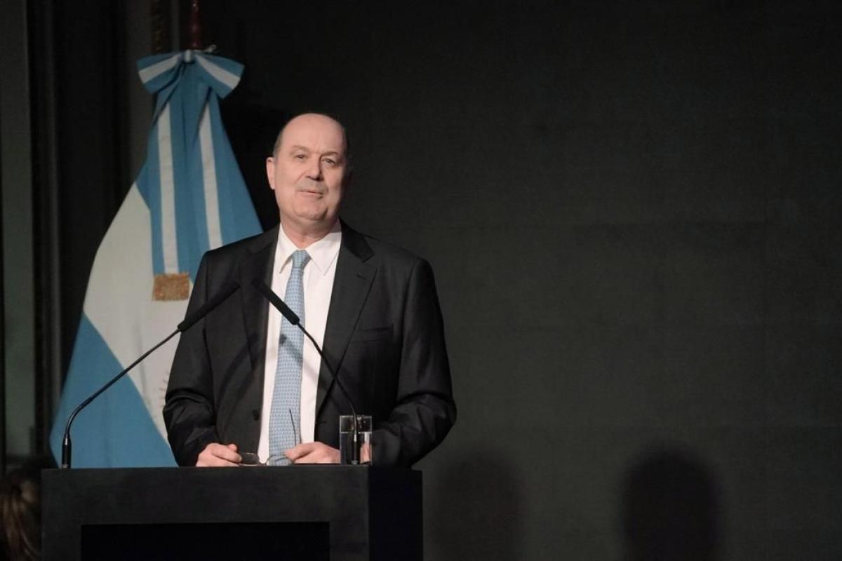 Sturzenegger reconoció la caída del empleo formal y defendió el avance del monotributo como “nuevo” motor laboral