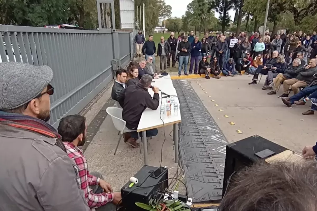 Empresarios pymes protestaron en el INTI contra los despidos y reclamaron preservar el apoyo técnico a la industria