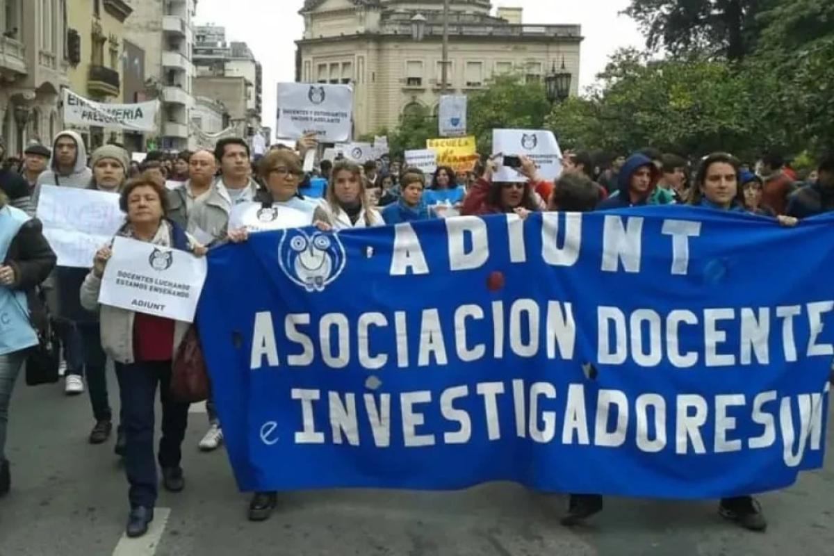 ADIUNT manifestó su rechazo al decreto provincial de las fuerzas en las escuelas