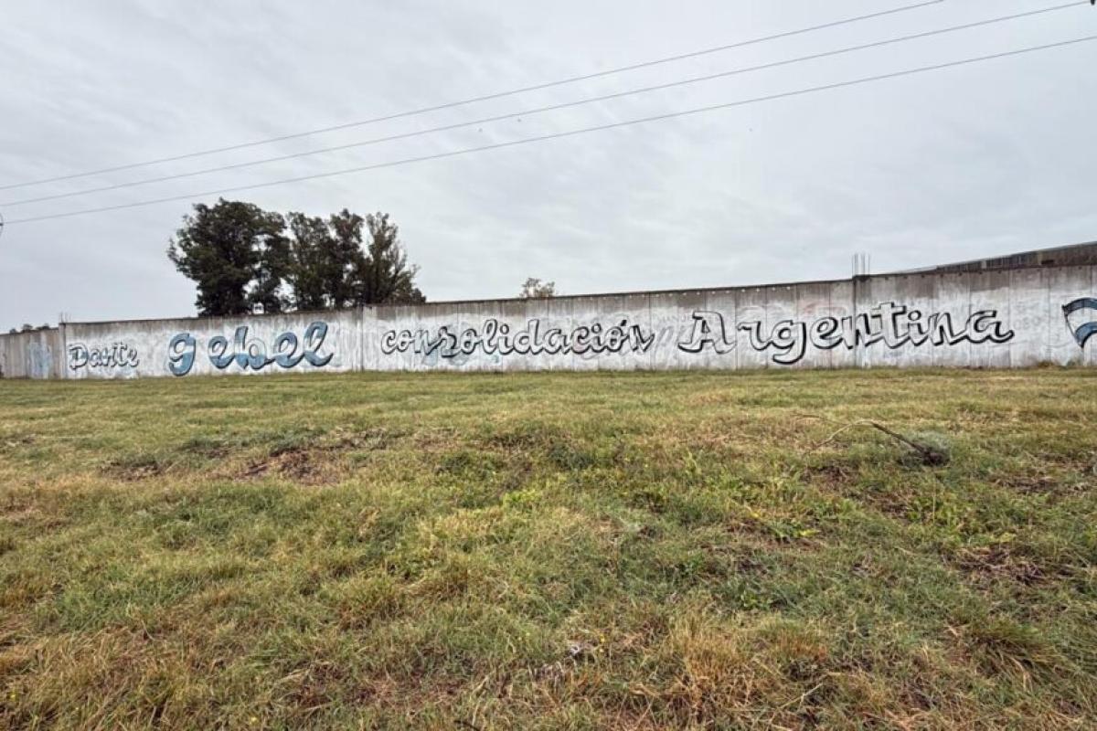 Consolidación Argentina lanzó una campaña de pintadas para posicionar a Dante Gebel en el escenario presidencial