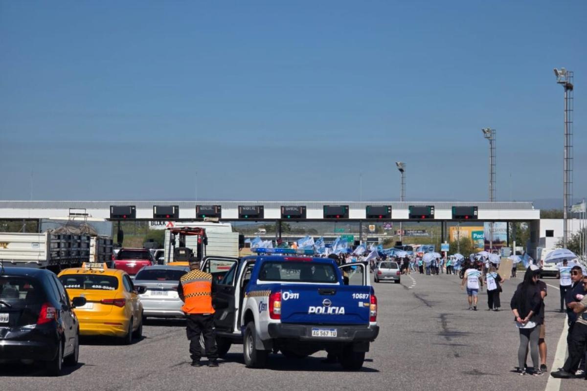 Gremios estatales de Córdoba protestaron en un peaje contra la reforma previsional provincial
