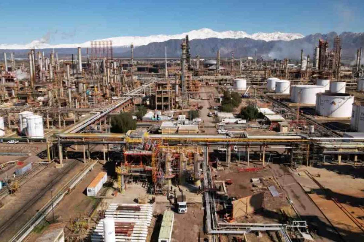Conflicto en Mendoza: la UOCRA envía un delegado nacional a la refinería de YPF en Luján de Cuyo