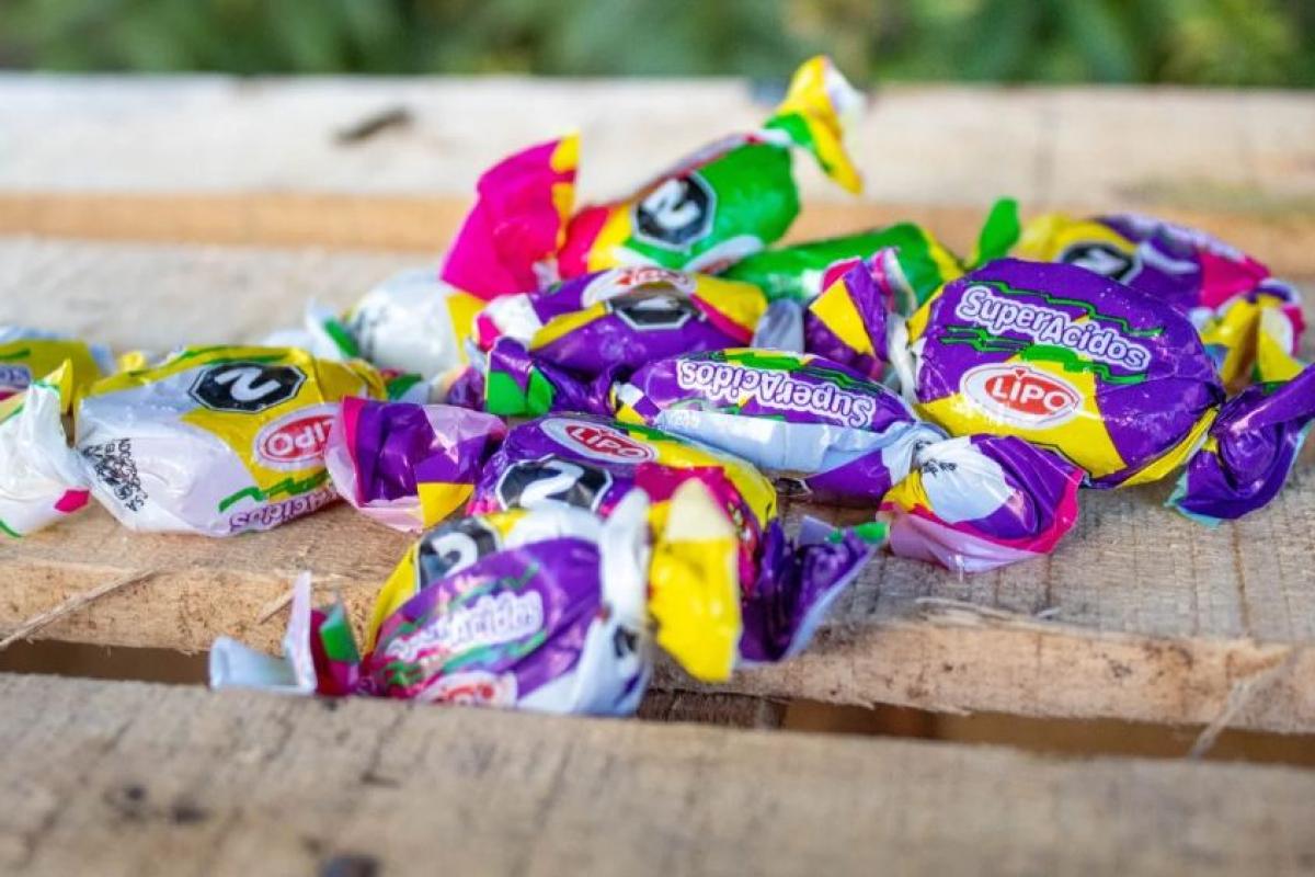 Paro y corte de calle en la fábrica de caramelos Lipo por salarios adeudados