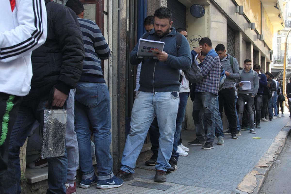 La economía de Milei: menos empleo, salarios en baja y un mercado interno paralizado