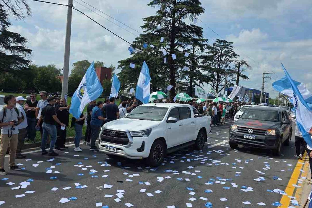 Estatales cordobeses volvieron a las calles contra el ajuste previsional y salarial y repudiaron la visita de Milei